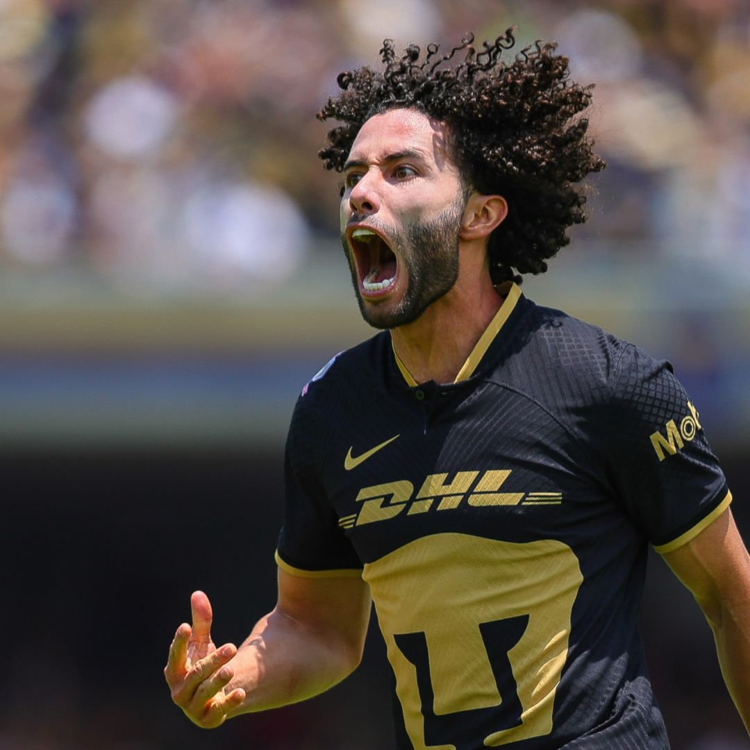 César 'Chino' Huerta durante un partido de Liga MX con Pumas